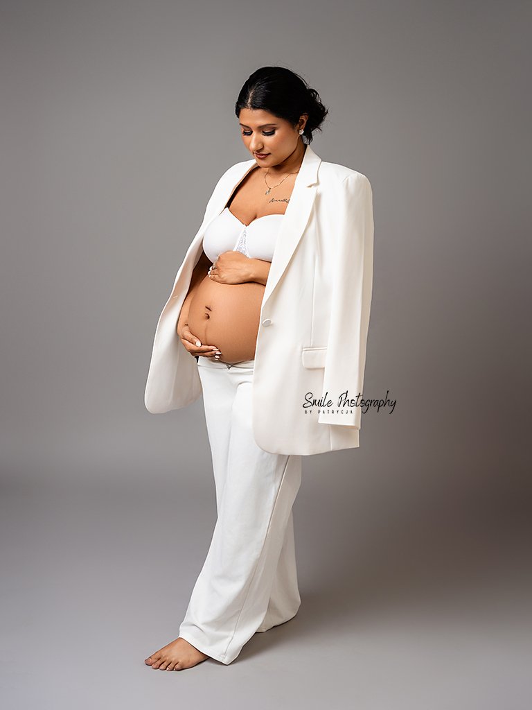 Elegant motherhood portrait captured by Smile Photography by Patrycja in Leicester