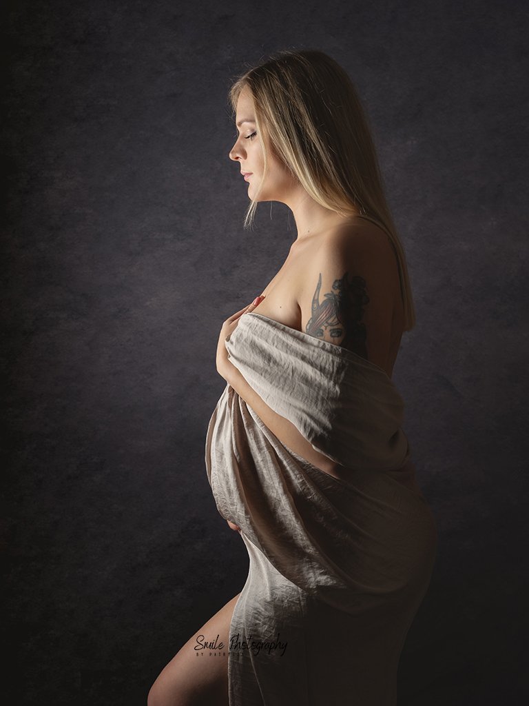 Fine art inspired maternity portrait of an expecting mother in Leicester